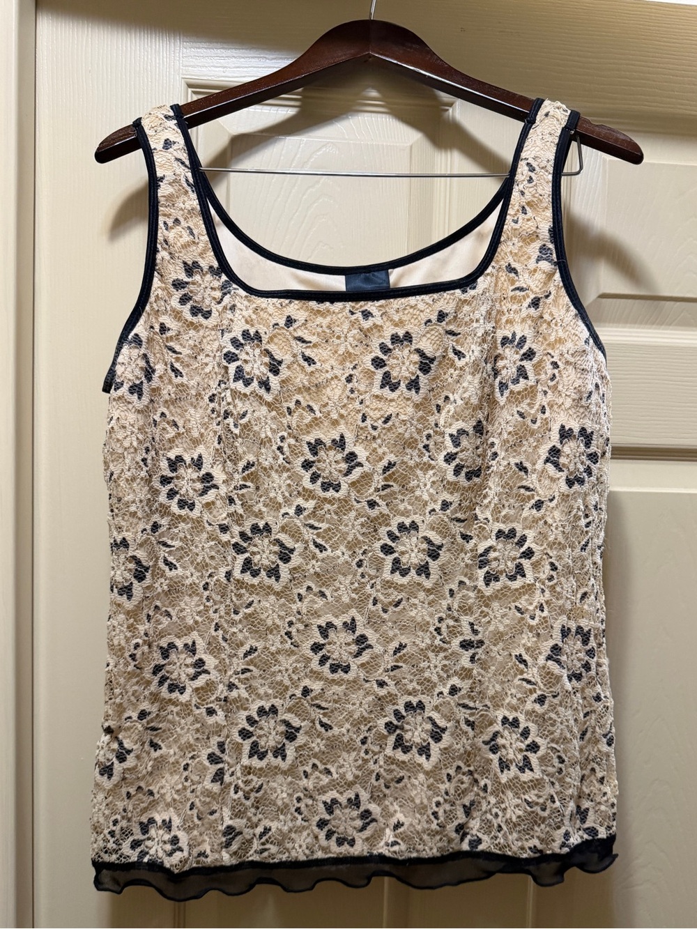 J.F.B. Woman Floral Lace Tank Top Built In Bra Cream Black Stretch Cami